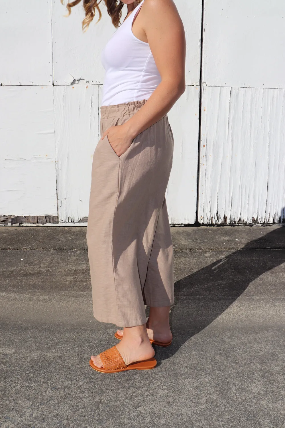 Elastic Cotton 3/4 Pant In Latte