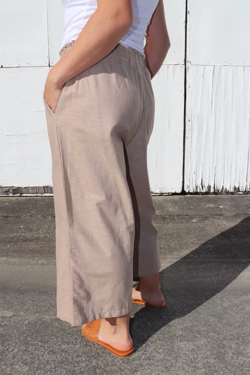 Elastic Cotton 3/4 Pant In Latte