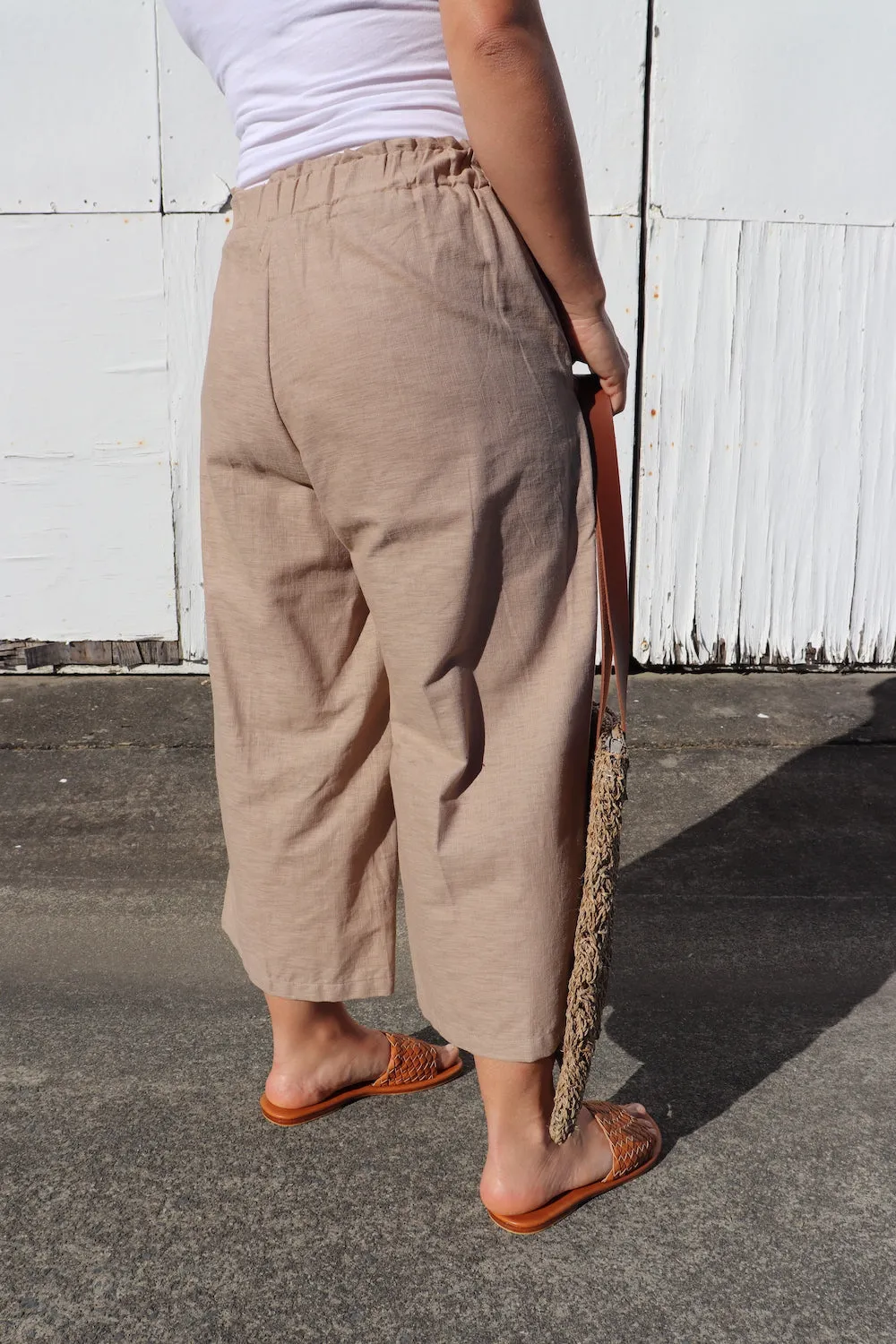 Elastic Cotton 3/4 Pant In Latte