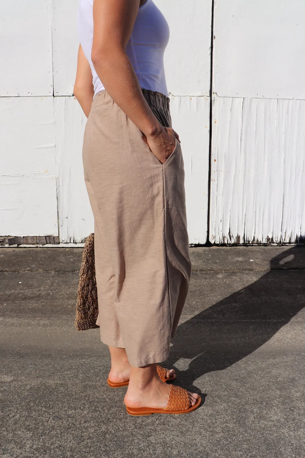 Elastic Cotton 3/4 Pant In Latte